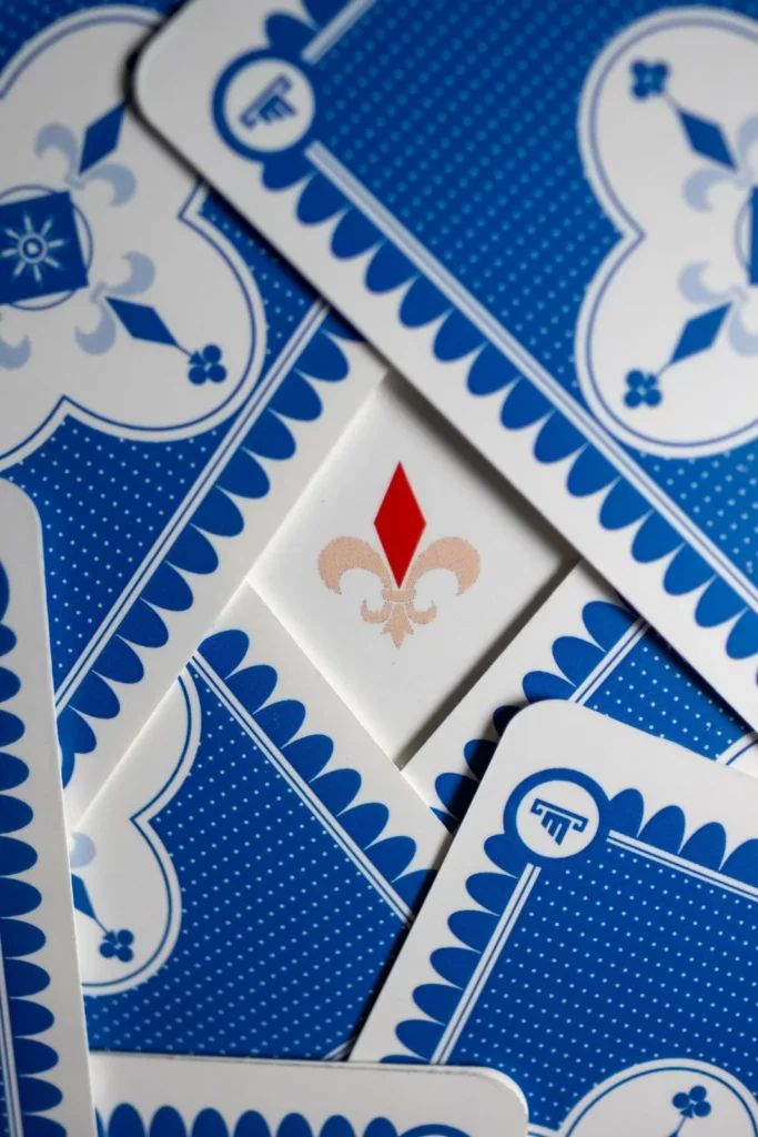 Cartes à dos bleu et un as de carreau à la fleur de lys
