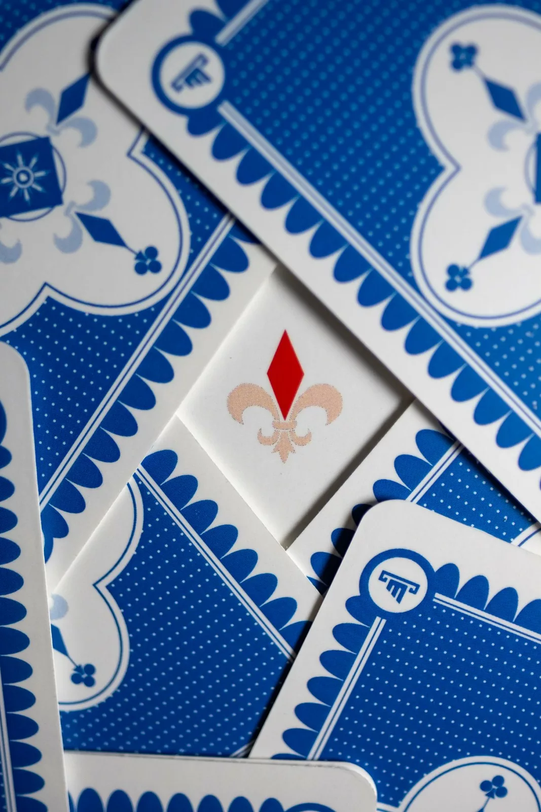 Cartes à dos bleu et un as de carreau à la fleur de lys